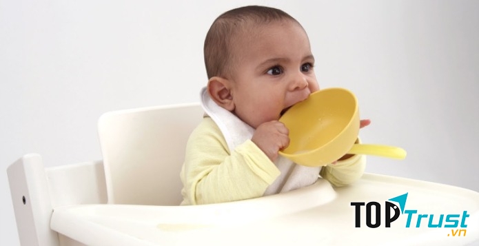 Đói bụng là điều đầu tiên bạn nên nghĩ đến khi bé khóc