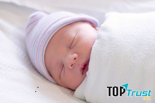 Mẹ chỉ nên đội mũ cho con khi nhiệt độ thấp, cho bé ra ngoài trời