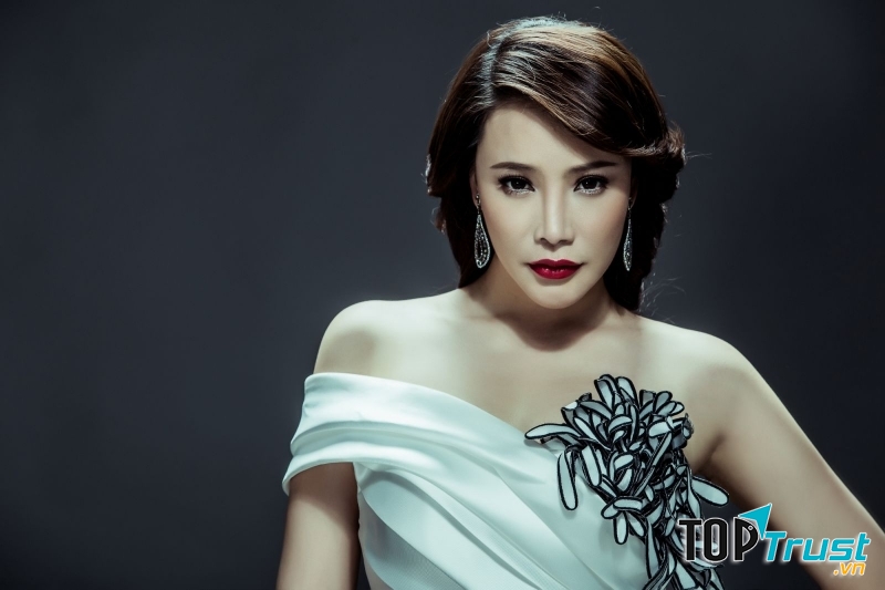 Nữ sĩ Hồ Quỳnh Hương-sinh viên xuất sắc được mời ở lại giảng dạy tại Nhà trường