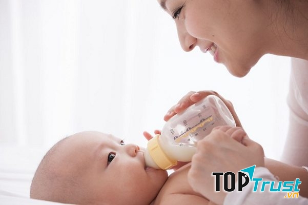 Đối với các bé dùng sữa công thức hoặc bú mẹ không hoàn toàn