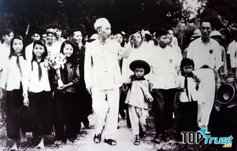 Bác Hồ với thiếu niên nhi đồng (Ảnh nguồn internet)