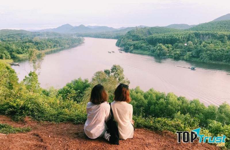 Đồi Vọng Cảnh nằm trên đường Huyền Trân Công Chúa, thuộc phường Thủy Biều, Tp. Huế