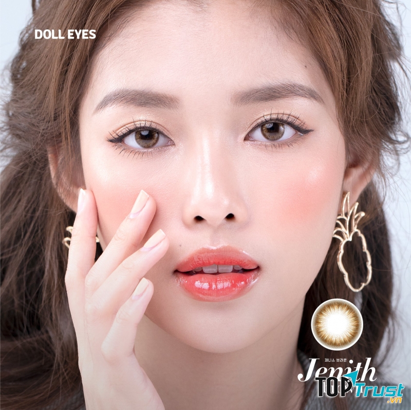 Mẫu đeo kính áp tròng Doll Eyes