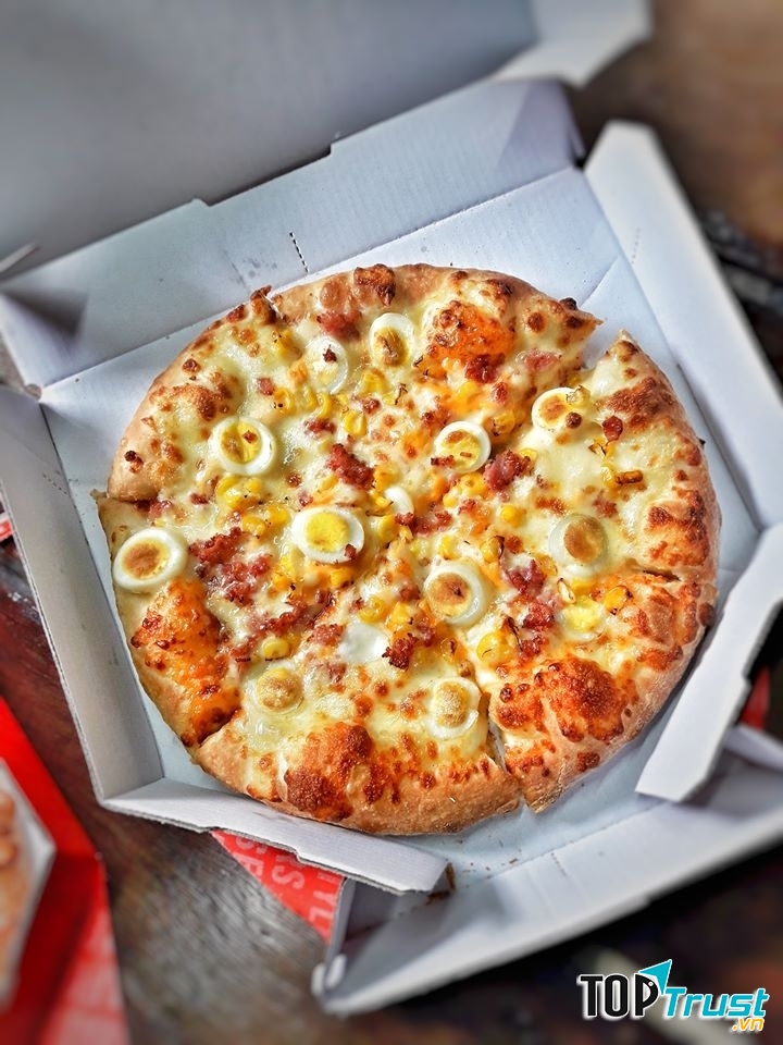 Đế bánh mỏng, được nướng than thơm giòn, sốt và bơ tỉ lệ hài hoà, vừa ăn không quá béo để bị ngấy.﻿