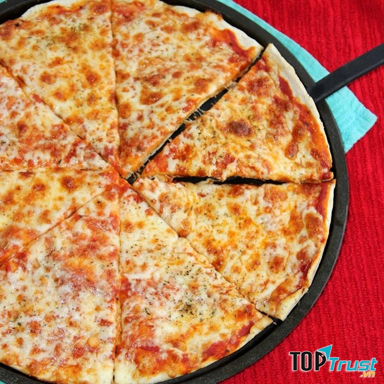 Pizza được cắt từng miếng