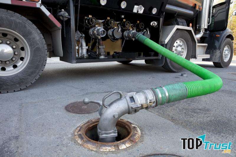 Nghề dọn bể phốt - Nguồn: Sưu tầm