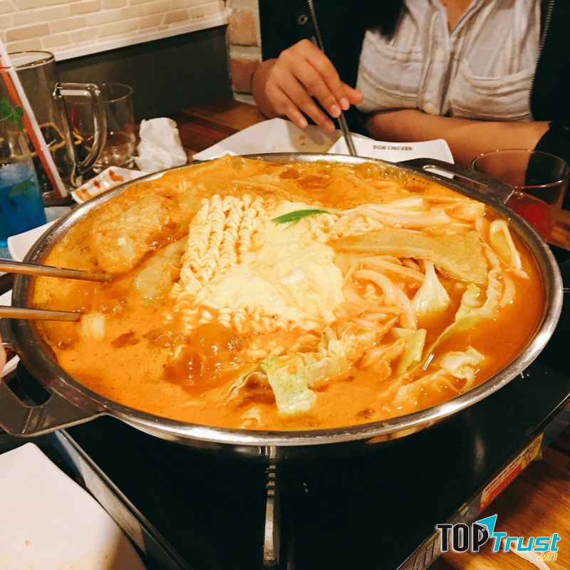 Nếu muốn có một nồi lẩu tokbokki quây quần bạn bè trong ngày se lạnh chọn Don Chicken là quá hợp lí.