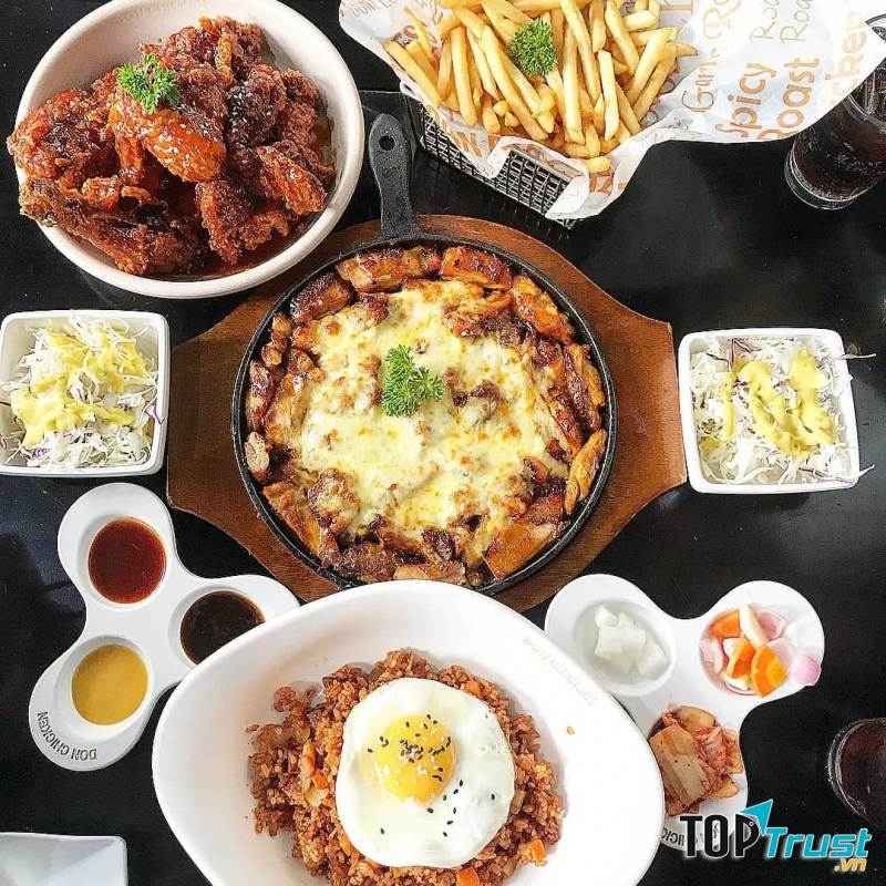 Menu của Don Chicken ngoài các loại gà rán kèm sốt đặc biệt như cà ri, phô mai, mật ong, cay,..