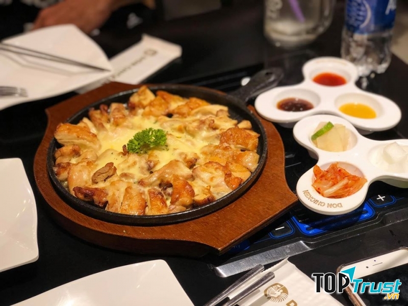 Một địa chỉ về món Hàn không thể bỏ qua được đó chính là Don Chicken. Đây là đại chỉ chuyên phục vụ các món về gà.