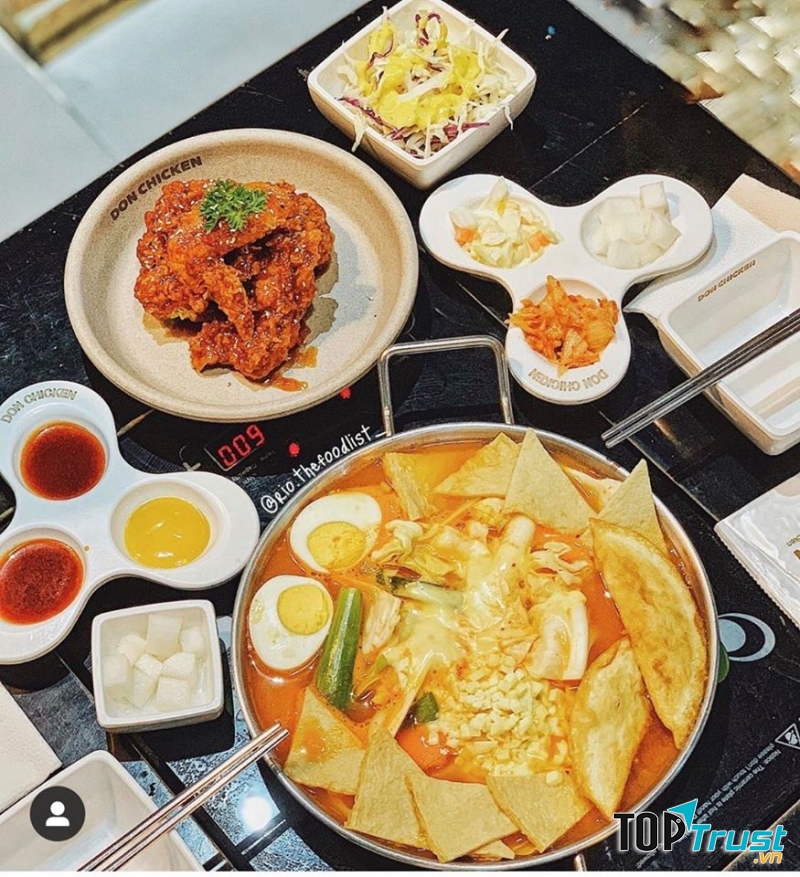 Tiệm nổi tiếng với món gà rán thơm ngon và các món ăn từ xứ sở kim chi Hàn Quốc