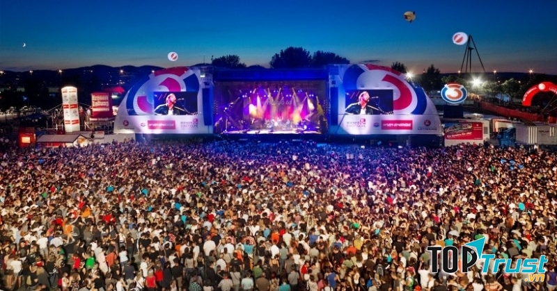 Hàng chục nghìn người phấn khích trong lễ hội Donauinselfest