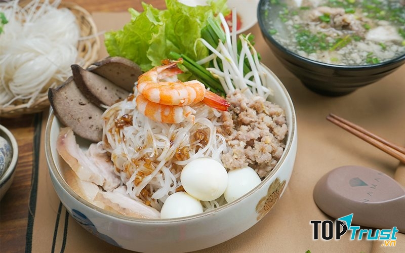 Donburi xuất hiện tại cả những nhà hàng đặc sản, nhưng đồng thời cũng là một món ăn phổ biến mà ta có thể tìm thấy trên thực đơn của tất cả các loại nhà hàng quán ăn.