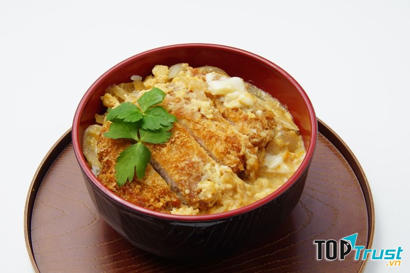 oyakodon( cơm với thịt gà và trứng)