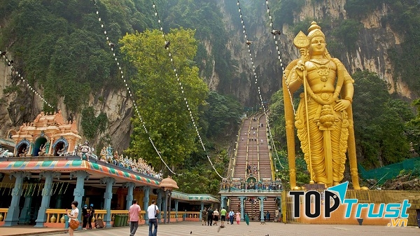 Tượng thần Murugan hùng vĩ nổi bật bên ngoài động Batu