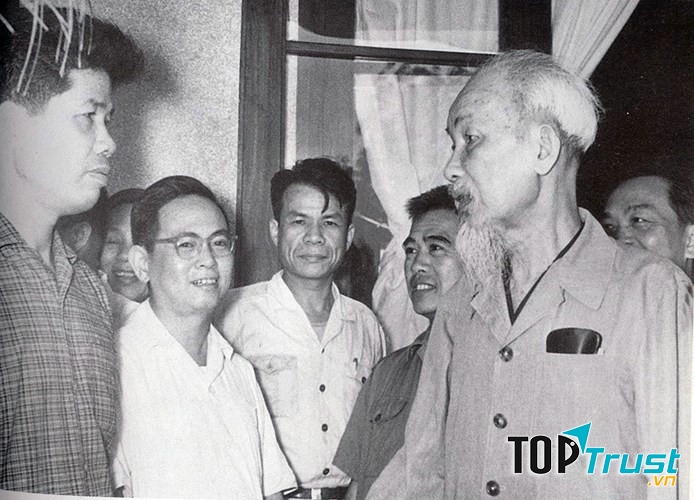 Bác Hồ với các đại biểu dự hội nghị Ban Chấp hành Trung ương lần thứ 16, khóa II. (Đồng chí Đỗ Mười đứng thứ nhất, từ trái sang).