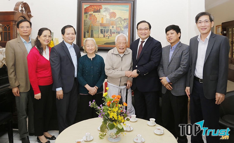 Bí thư Thành ủy Hoàng Trung Hải thăm nguyên Bí thư Thành ủy Hà Nội Nguyễn Văn Trân. Ảnh: Nhật Nam