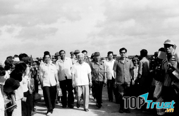 Đồng chí Phạm Hùng, Phó Chủ tịch Hội đồng Bộ trưởng và đồng chí Phan Văn Khải, Chủ tịch Ủy ban nhân dân Thành phố Hồ Chí Minh tham dự Lễ khánh thánh tuyến đường Nhà Bè – Duyên Hải, ngày 28 tháng 4 năm 1985 - Ảnh: Internet