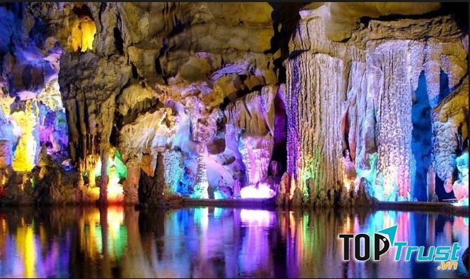 Những nhũ đá rủ xuống như tấm rèm đá