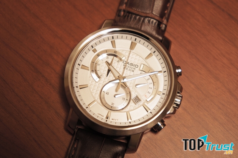 Đồng hồ là phụ kiện không thể thiếu đối với cả phái nữ và cánh mày râu.