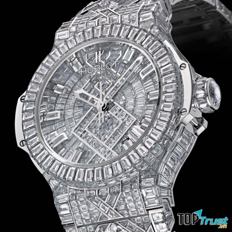 Kiệt tác này có tới 1.282 viên kim cương có trọng lượng mỗi viên hơn 3 carat.