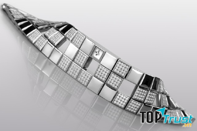 Joaillerie 101 Manchette có tổng cộng 576 viên kim cương được lựa chọn kĩ lưỡng để đính lên thân chiếc đồng hồ này.