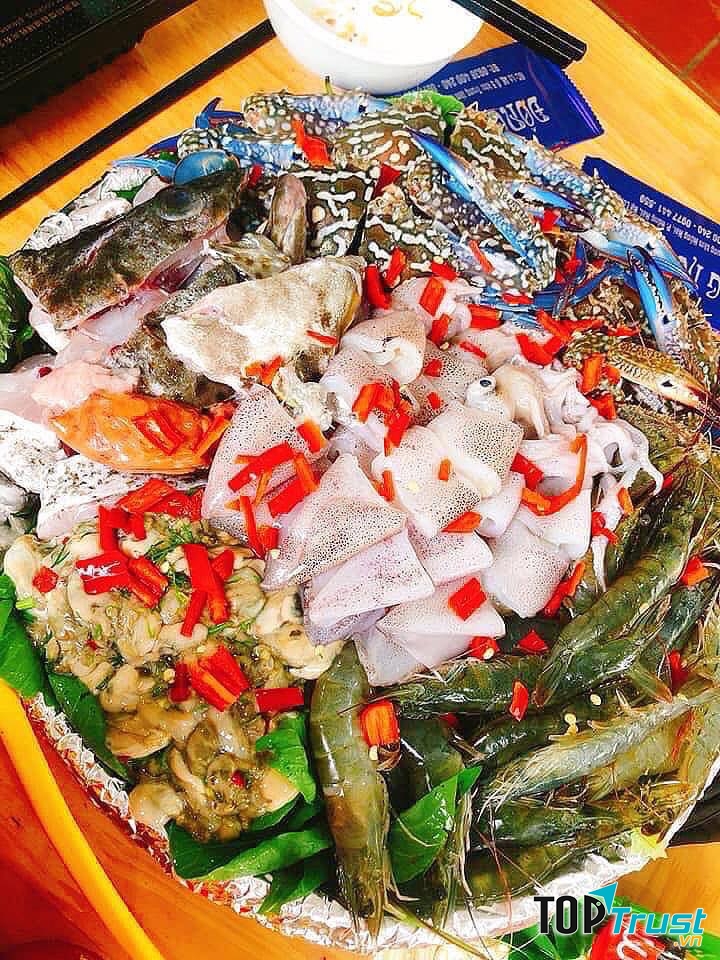 Đĩa hải sản nhúng luôn đầy đặn, đa dạng các loại hải sản
