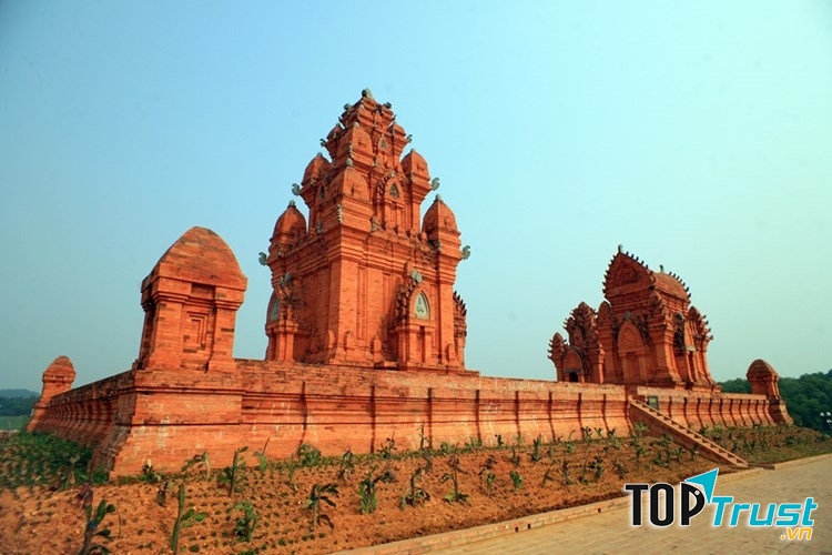 Không gian tháp Chăm tại làng văn hóa các dân tộc ở Đồng Mô