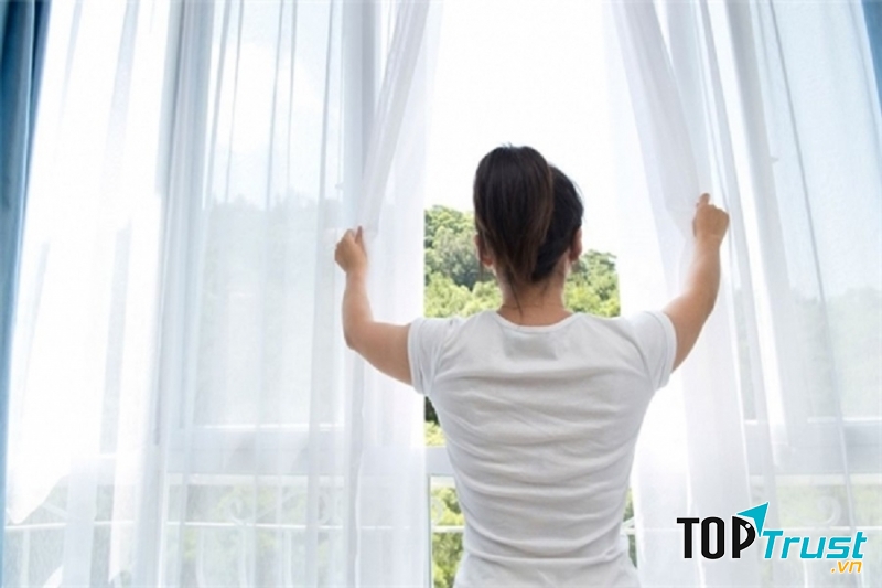 Mở cửa vào buổi sáng sớm sẽ làm phòng thoáng khí hơn