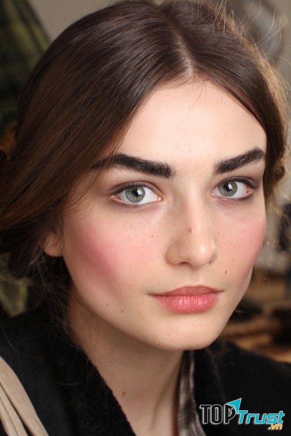 Màu má và màu môi cùng tông