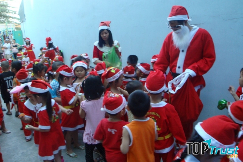 Việc làm thêm giáng sinh phổ biến là đống giả ông già Noel