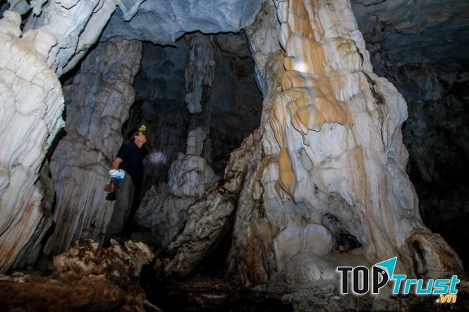 Một cột đá phía trong hang động