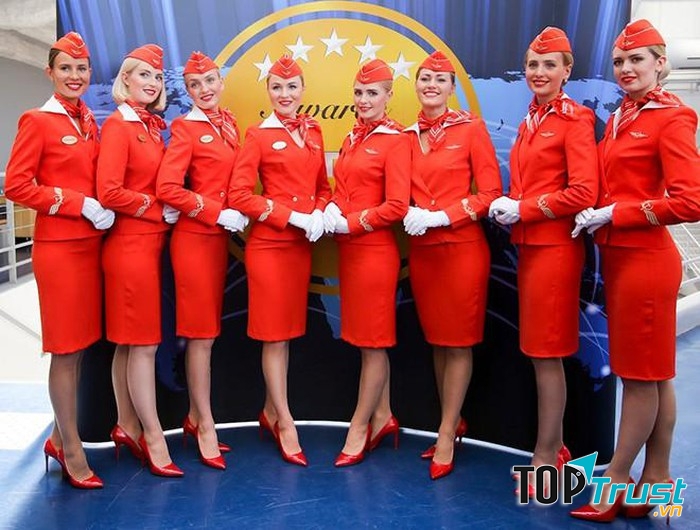 Bộ đồng phục màu đỏ cam trông tràn trề năng lượng