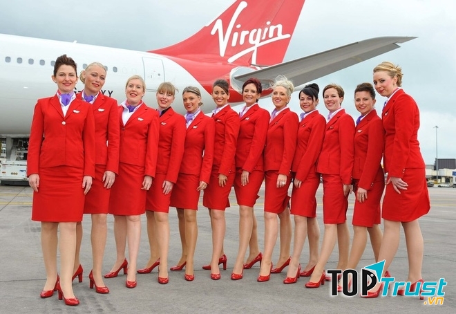 Dàn tiếp viên trong bộ đồng phục màu đỏ nổi bật