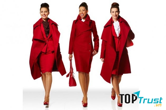 Áo choàng đỏ, giày cao gót đỏ cùng chân váy đỏ trông vô cùng nổi bật