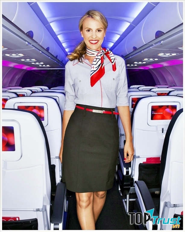 Tiếp viên có thể chọn sơ mi và chân váy thay cho váy liền đen