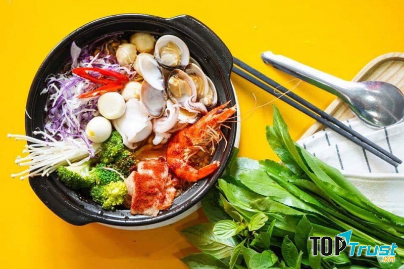 Sợi mì dai thơm, nước dùng đậm vị, kim chi cay ngon, tất cả tạo nên một tô mì cay vô cùng hấp dẫn