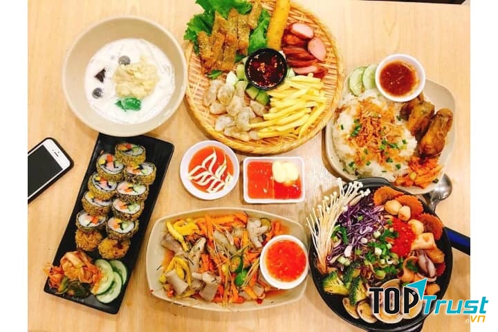 Đông Sương Sầu quả thực là một địa điểm lý tưởng cho các tín đồ đam mê ẩm thực, không chỉ được thưởng thức mì cay, bạn còn được thưởng thức rất nhiều món ăn vô cùng hấp dẫn khác