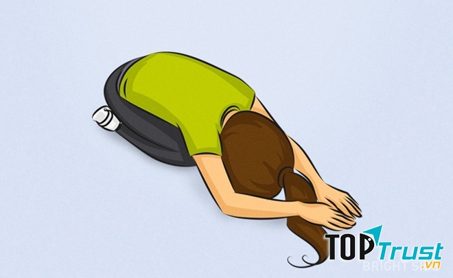 Động tác quỳ gối, cuối đầu về phía trước