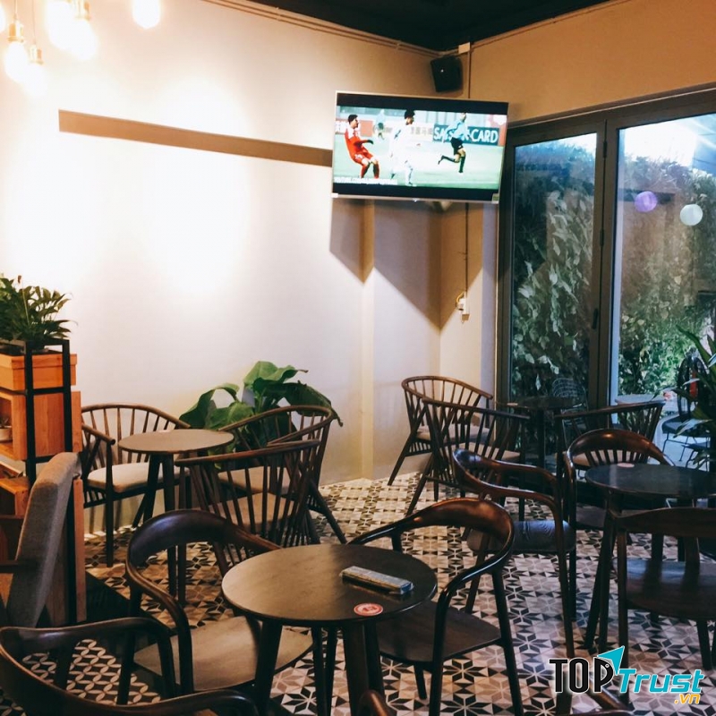 Các bạn sinh viên chọn cho mình một góc để học tại Đồng Tâm bread & coffee