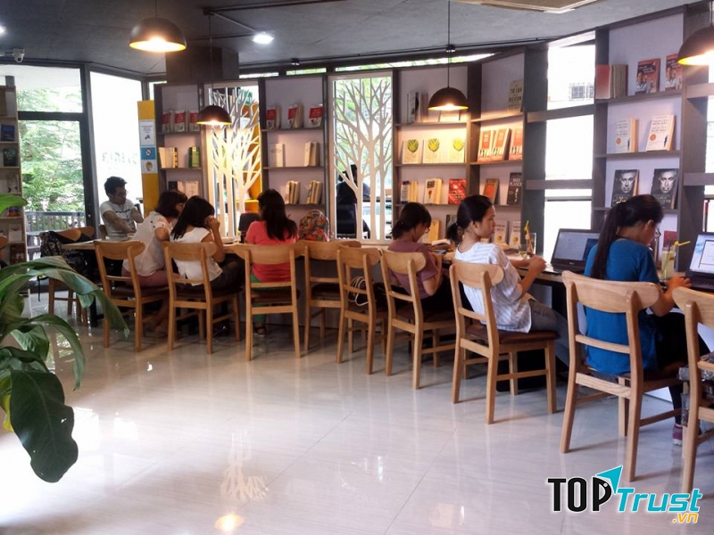 Góc đọc tại nhà sách Đông Tây