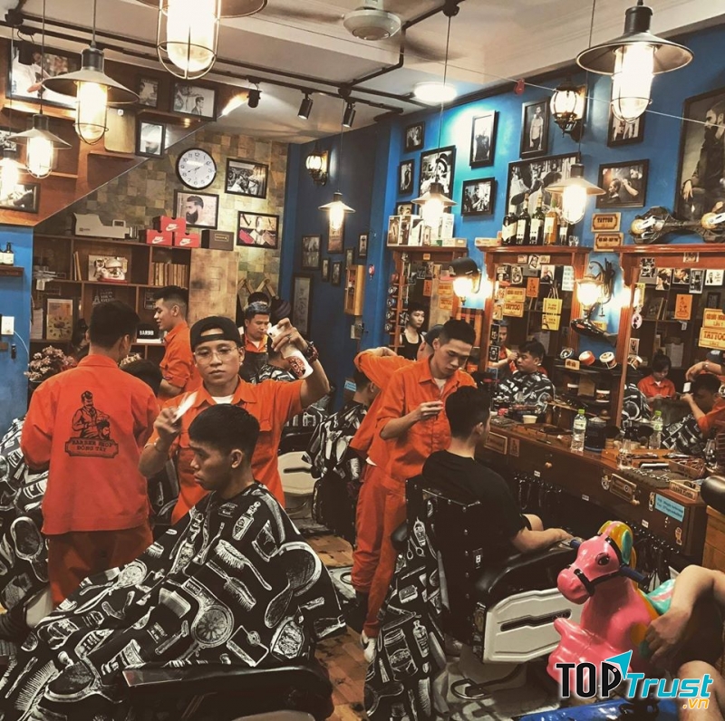 Không gian bên trong của ﻿Đông Tây Barbershop được trang trí theo một phong cách rất đặc biệt khiến những người lần đầu bước vào có chút ngỡ ngàng, thú vị rồi trầm trồ