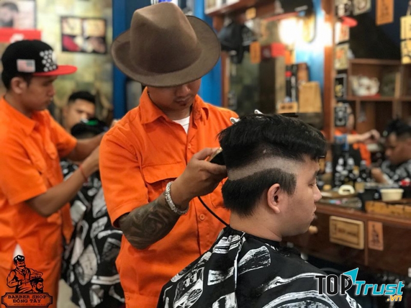 Mỗi ngày tiệm đều tiếp đón và phục vụ cho hàng trăm lượt khách đến đây cắt tóc, mà mỗi người khi bước ra đều sẽ hài lòng với sự thay đổi của mình