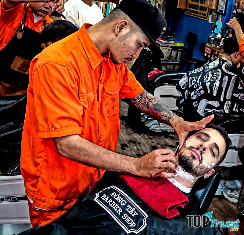 Đông Tây Barbershop