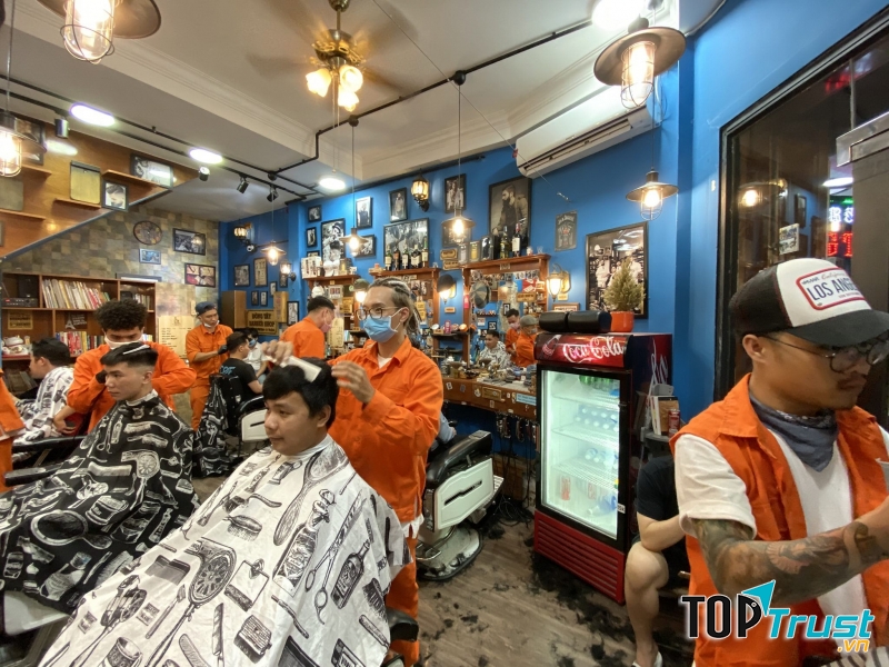 Đông Tây Barbershop