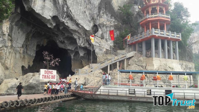 Cảnh đẹp của Đền Bà Chúa Thác Bờ