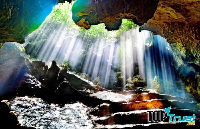 Khung cảnh huyền bí tuyệt đẹp của động Thiên Hà