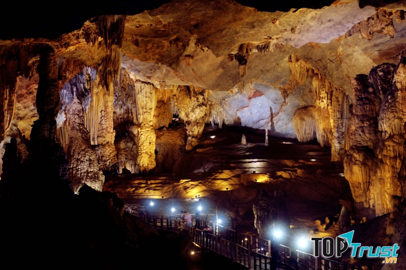 Khung cảnh bên trong động