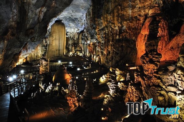 Hình ảnh nhũ đá độc đáo bên trong động