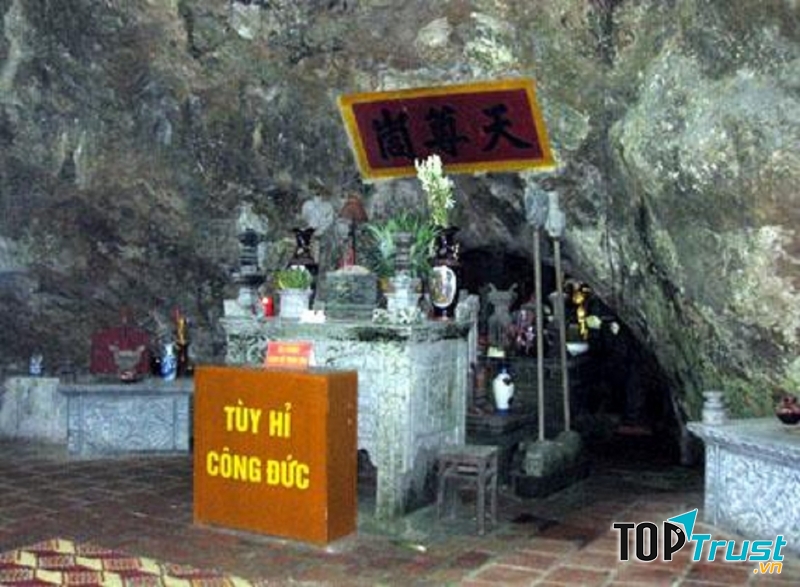 Bên trong động Thiên Tôn