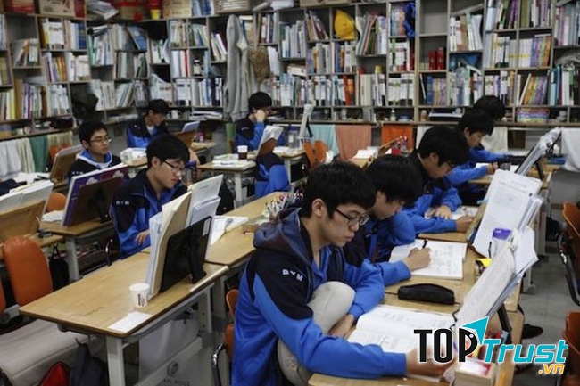 Động viên học sinh, sinh viên trong kì thi bằng kẹo